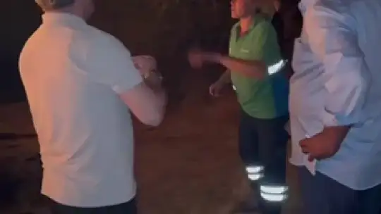 Alevlerin sardığı köye giren başkan Özkan , vatandaşları böyle ikna etti