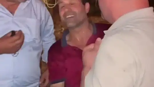 Alevlerin sardığı köye giren başkan Özkan , vatandaşları böyle ikna etti