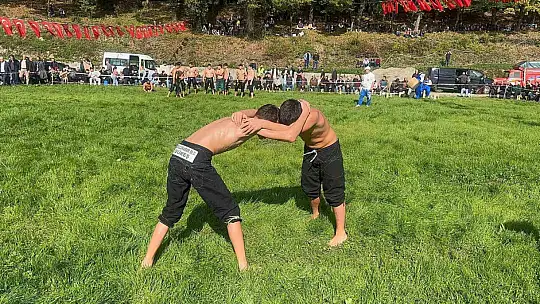 Alioğlu güreşlerinde pehlivanlar kıyasıya mücadele etti