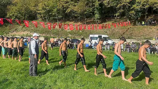 Alioğlu güreşlerinde pehlivanlar kıyasıya mücadele etti