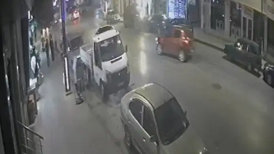 Alkollü traktör sürücüsü 3 araca çarparak durabildi: O anlar kamerada
