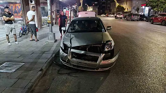 Alkollü traktör sürücüsü 3 araca çarparak durabildi: O anlar kamerada