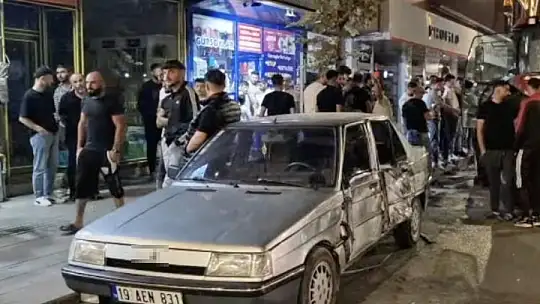 Alkollü traktör sürücüsü 3 araca çarparak durabildi: O anlar kamerada