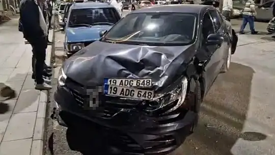 Alkollü traktör sürücüsü 3 araca çarparak durabildi: O anlar kamerada