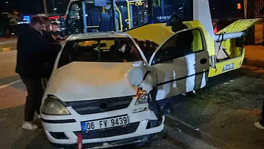 Alkollü ve ehliyetsiz sürücünün makas atıp kaza yaptığı anlar kamerada