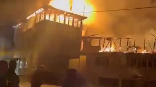Amasra'da bir evde çıkan yangın köy konağına ve camiye sıçradı