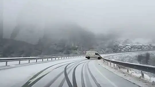 Amasra'da kar yağışı sürücülere zor anlar yaşattı