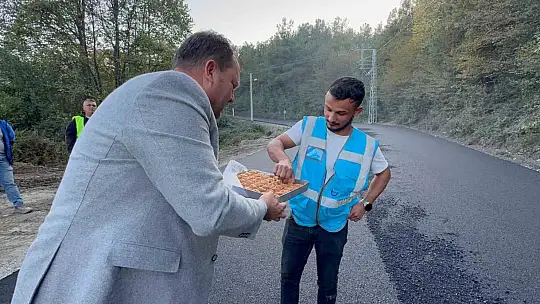 Yol çalışmasına baklavalı teşekkür
