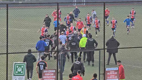 Amatör maçta saha ve tribün karıştı