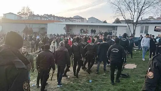 Amatör maçta saha ve tribün karıştı