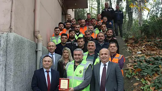 Ambulansa yol veren trenin makinisti plaketle ödüllendirildi