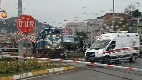 Ambulansa yol veren trenin makinisti plaketle ödüllendirildi