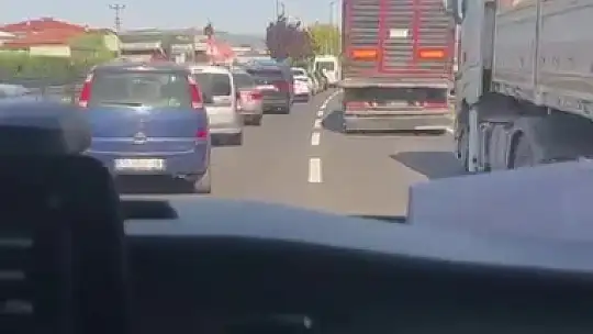 Ambulansa yol vermek için fermuar sistemini uyguladıyar