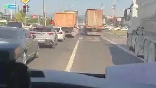 Ambulansa yol vermek için fermuar sistemini uyguladıyar
