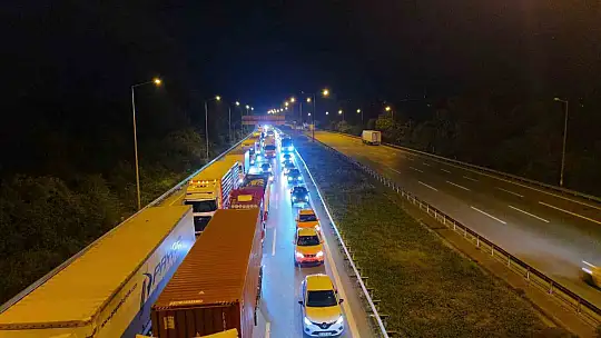 Anadolu Otoyolu Düzce kesiminde kimyasal yüklü tır devrildi: İstanbul yönü trafiğe kapandı