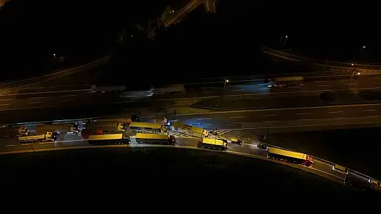 Anadolu Otoyolu Düzce kesiminde kimyasal yüklü tır devrildi: İstanbul yönü trafiğe kapandı