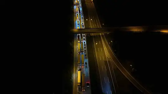 Anadolu Otoyolu Düzce kesiminde kimyasal yüklü tır devrildi: İstanbul yönü trafiğe kapandı