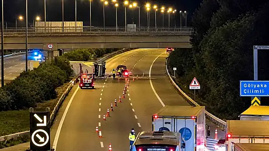 Anadolu Otoyolu Düzce kesiminde kimyasal yüklü tır devrildi: İstanbul yönü trafiğe kapandı
