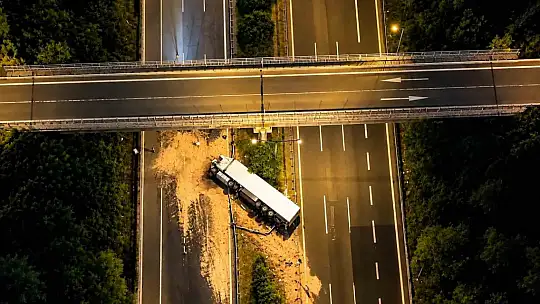 Anadolu Otoyolu Düzce kesiminde kimyasal yüklü tır devrildi: İstanbul yönü trafiğe kapandı