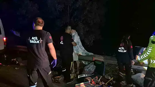 Anadolu Otoyolu'nda feci kaza... Tır, minibüse arkadan çarptı: 7 yaralı