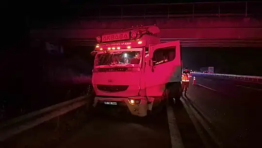 Anadolu Otoyolu'nda feci kaza... Tır, minibüse arkadan çarptı: 7 yaralı