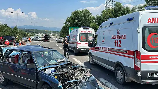 Anadolu Otoyolu'nda iki otomobil çarpıştı: 5'i çocuk 8 yaralı