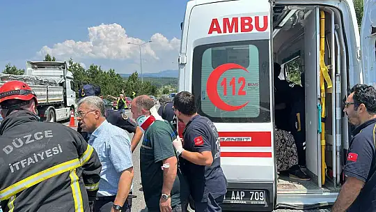 Anadolu Otoyolu'nda iki otomobil çarpıştı: 5'i çocuk 8 yaralı