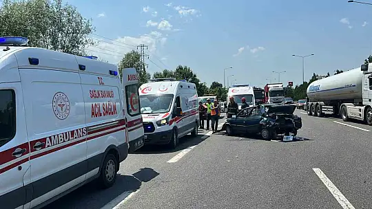Anadolu Otoyolu'nda iki otomobil çarpıştı: 5'i çocuk 8 yaralı