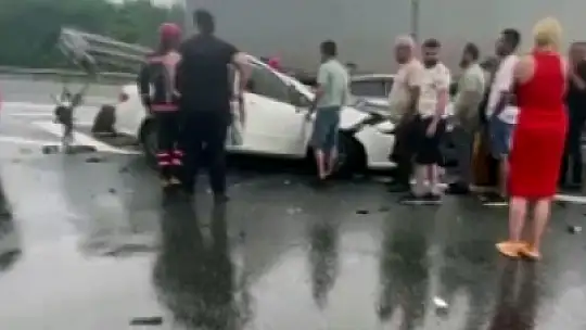 Otomobil bariyerlere ok gibi saplandı