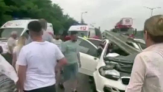Otomobil bariyerlere ok gibi saplandı