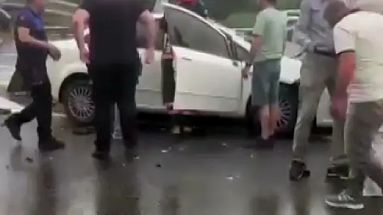 Otomobil bariyerlere ok gibi saplandı