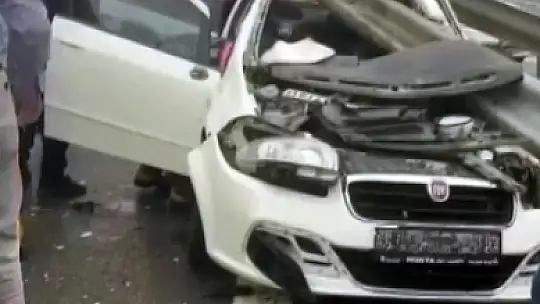 Otomobil bariyerlere ok gibi saplandı