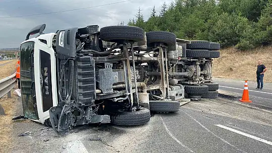 Anadolu otoyolunda asfalt yüklü kamyon devrildi