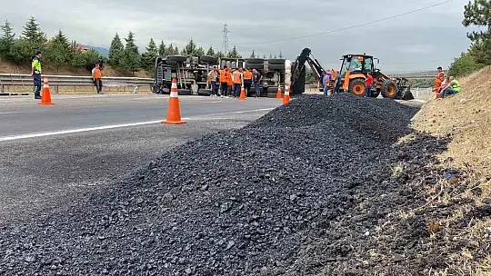 Anadolu otoyolunda asfalt yüklü kamyon devrildi