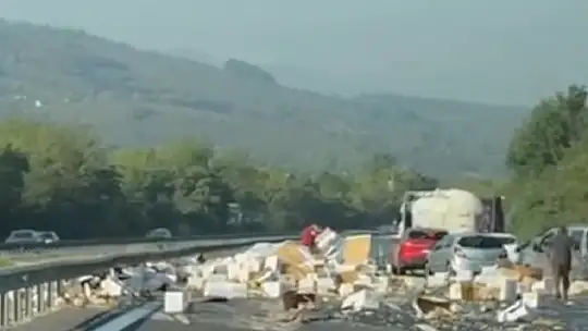 Anadolu otoyolunda tır bariyere girdi yol trafiğe kapandı