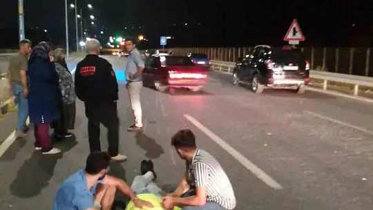 Ani fren yapan otomobil nedeniyle motordan düştü: 1 yaralı