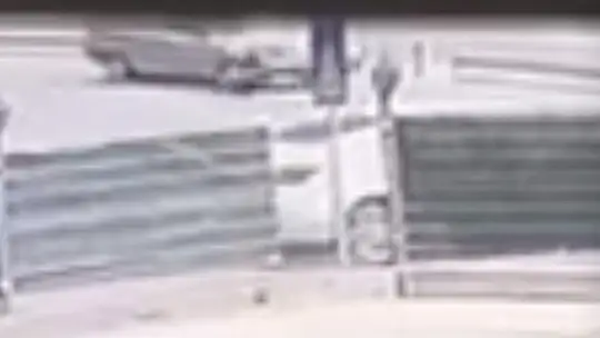 Aniden yola çıkan yaşlı adama otomobil çarptı