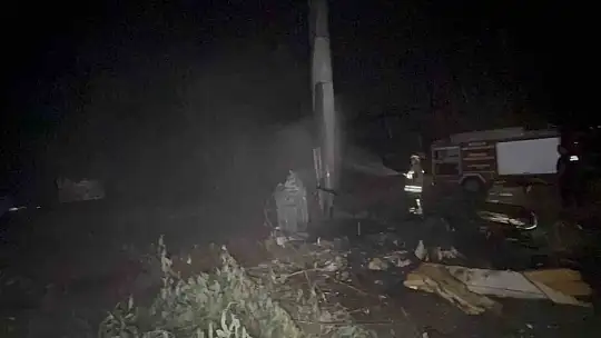 Anız yangını 20 bin nüfuslu mahallenin elektriğini kesti