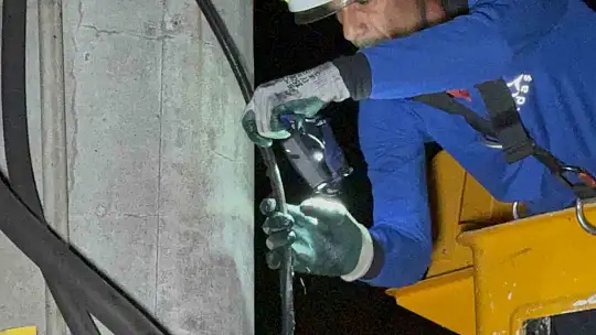 Anız yangını 20 bin nüfuslu mahallenin elektriğini kesti