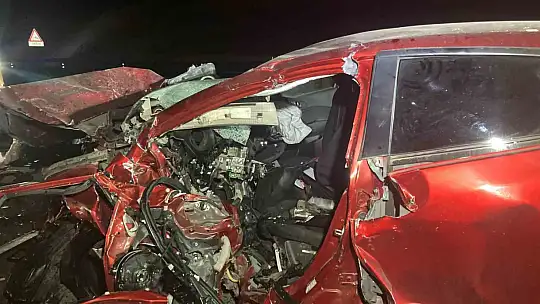 Ankara'da feci kaza... 2 otomobil kafa kafaya çarpıştı: 4 ölü, 1 yaralı