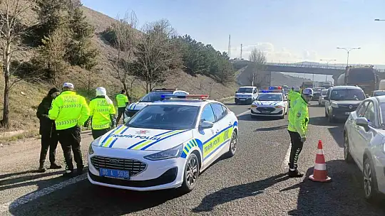 Ankara'da iki araç kafa kafaya çarpıştı: 5 ölü