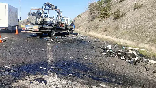 Ankara'da iki araç kafa kafaya çarpıştı: 5 ölü