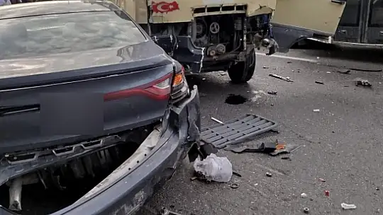Ankara'da işçi servisi kırmızı ışıkta bekleyen araçlara çarptı: 14 yaralı