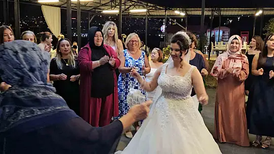 Anne, özel gereksinimli kızının gelinlik giyme hayalini gerçekleştirdi