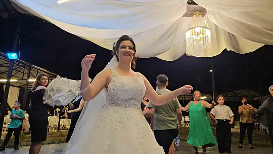 Anne, özel gereksinimli kızının gelinlik giyme hayalini gerçekleştirdi