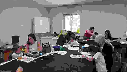 Anne ve çocukları karakalem tezhip çalışması yaptı