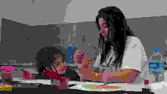 Anne ve çocukları karakalem tezhip çalışması yaptı