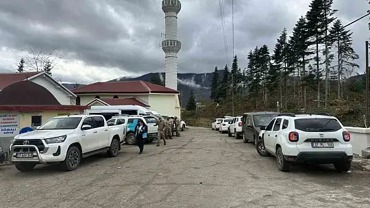Anne ve oğlunun cesedinin bulunduğu bölgede kayıp çanta ile ayakkabı bulundu, telefona ulaşılamadı