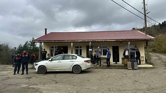 Anne ve oğlunun cesedinin bulunduğu bölgede kayıp çanta ile ayakkabı bulundu, telefona ulaşılamadı