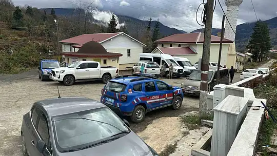 Anne ve oğlunun cesedinin bulunduğu bölgede kayıp çanta ile ayakkabı bulundu, telefona ulaşılamadı